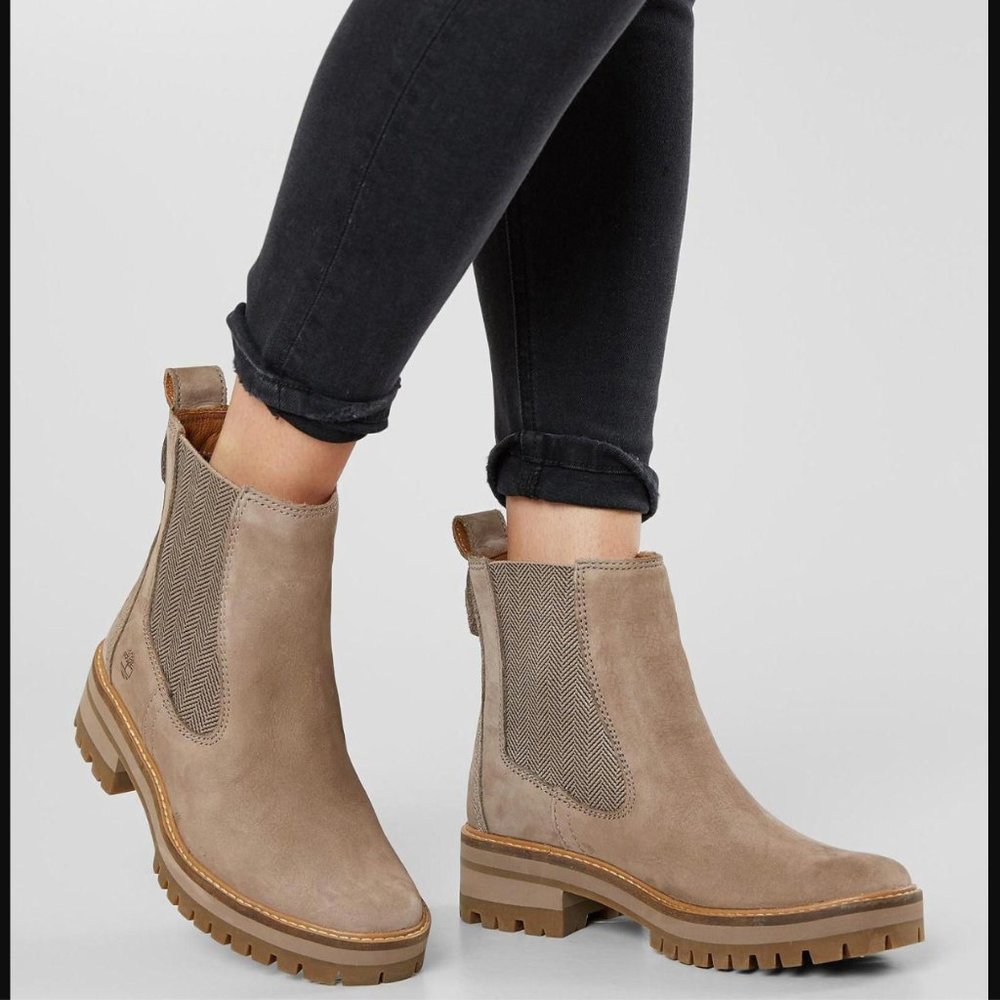 Timberland Courmayeur Valley Chelsea Boot - Size 7 Beige